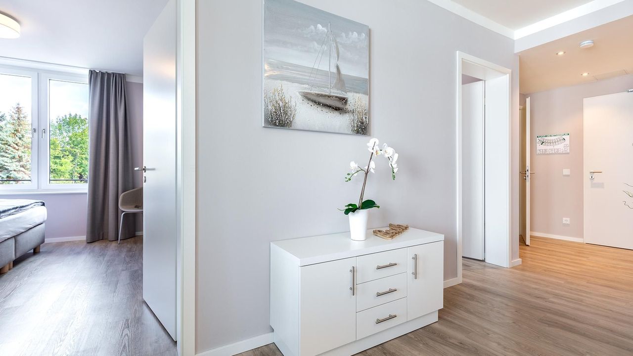 Flur mit Kommode und Blick zur Eingangstür Flur mit Kommode und Blick zur Eingangstür